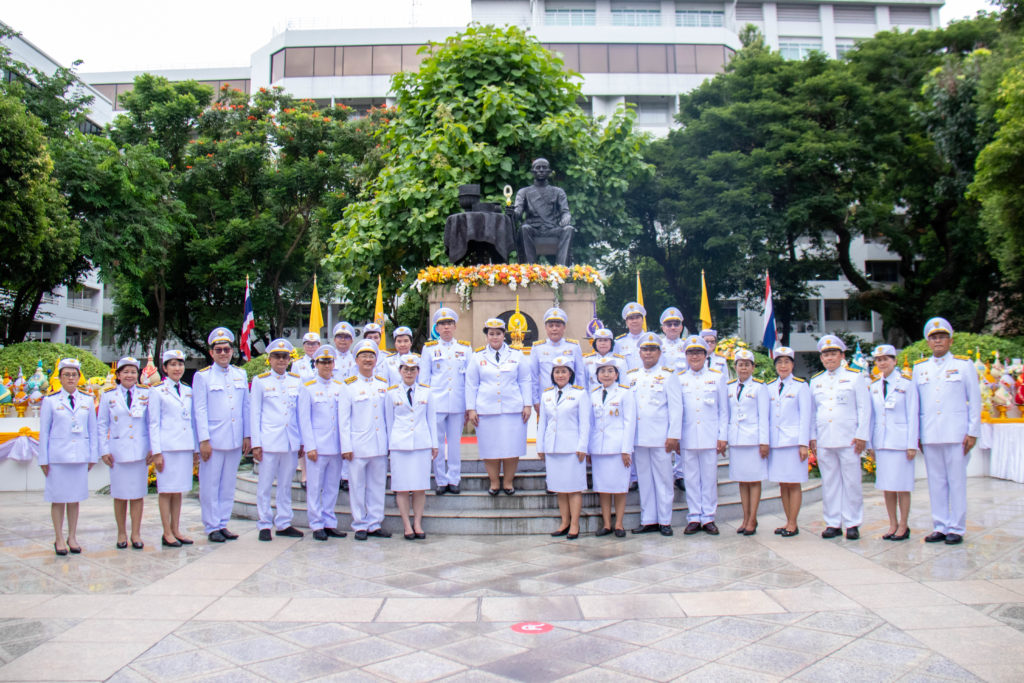 พิธีวางพุ่มดอกไม้ถวายราชสักการะ พระบรมราชานุสาวรีย์ รัชกาลที่ 4 เพื่อรำลึกถึงพระมหากรุณาธิคุณ เนื่องในโอกาส “วันวิทยาศาสตร์แห่งชาติ”